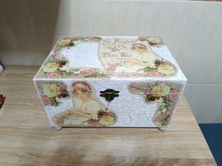 Caja de madera vintage con rosas