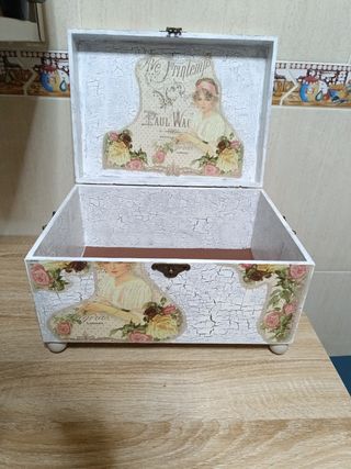 Caja de madera vintage con rosas