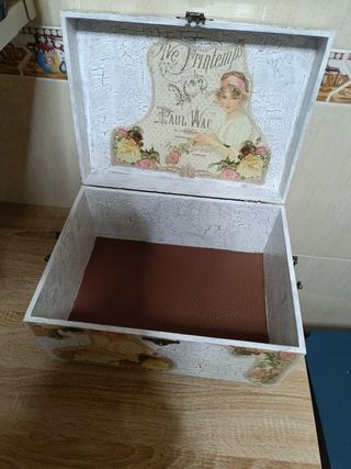 Caja de madera vintage con rosas