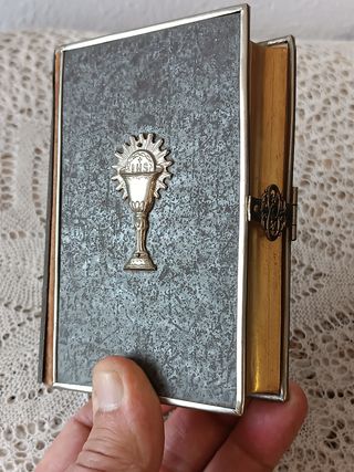 Antiguo libro religioso.