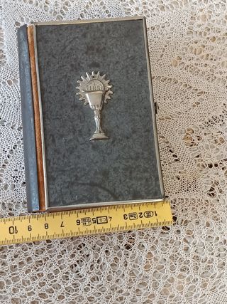 Antiguo libro religioso.