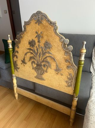 Cabecero antiguo pintado a mano