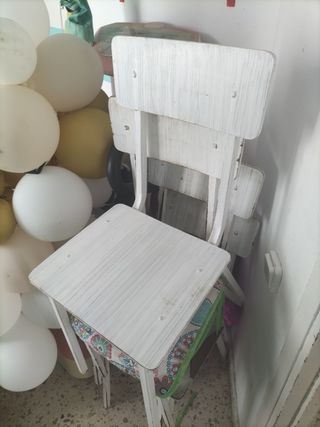 Sillas de madera blancas con cojines