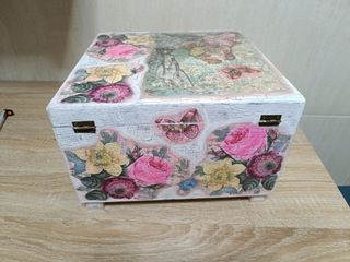 Baúl madera rosa y blanco