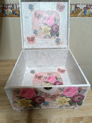 Baúl madera rosa y blanco