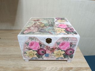 Baúl madera rosa y blanco