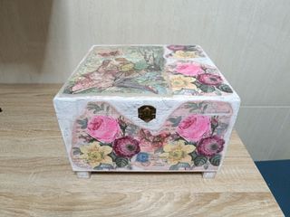 Baúl madera rosa y blanco