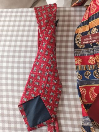 2 Corbatas elegantes

Ideal para FERIA