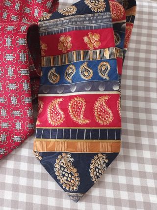 2 Corbatas elegantes

Ideal para FERIA