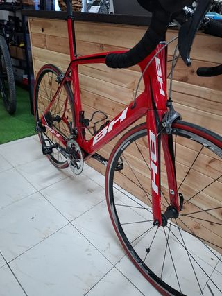 Bicicleta carretera BH carbono roja