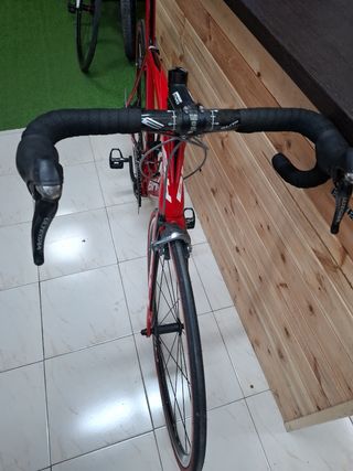 Bicicleta carretera BH carbono roja