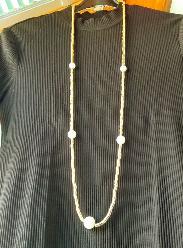 Collana lunga in oro con perle