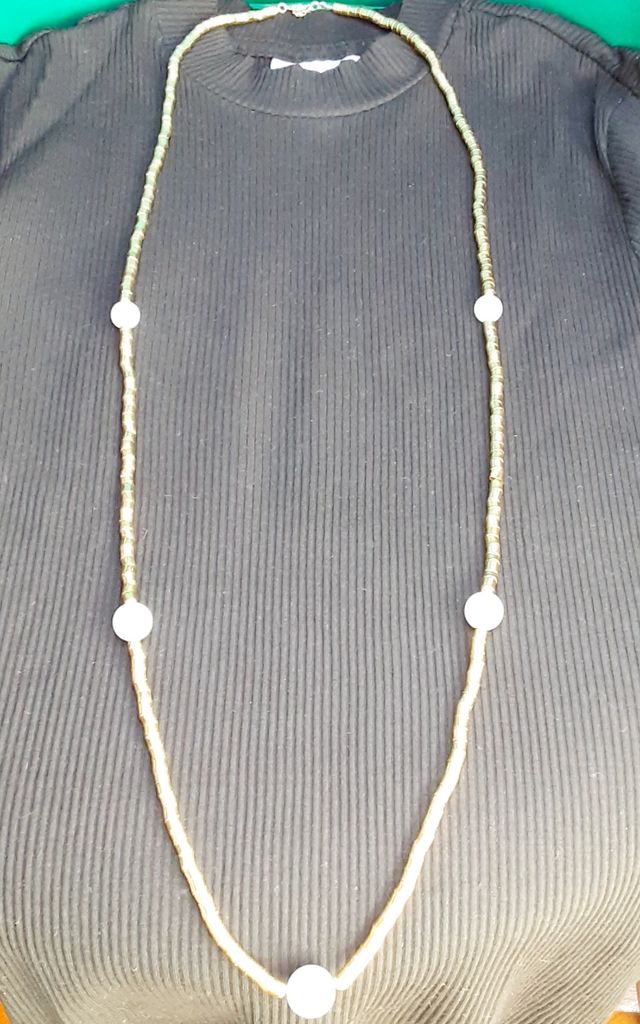 Collana lunga in oro con perle