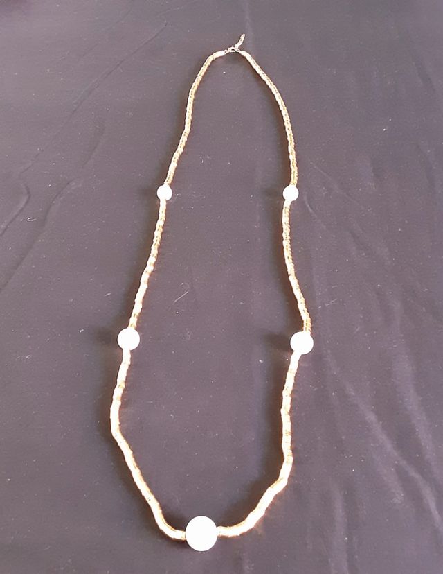 Collana lunga in oro con perle