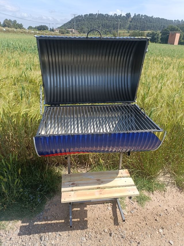 Barbacoa de metal azul y blanco