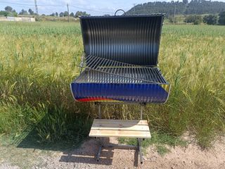 Barbacoa de metal azul y blanco