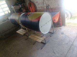 Barbacoa de metal azul y blanco