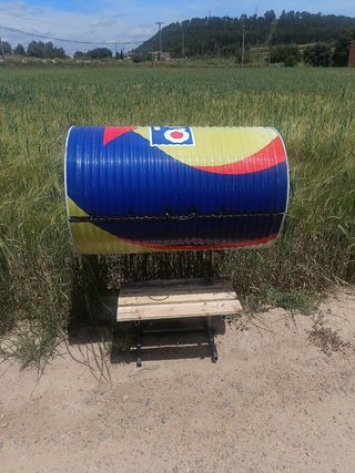 Barbacoa de metal azul y blanco