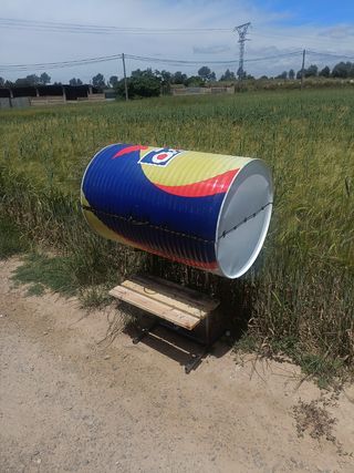 Barbacoa de metal azul y blanco
