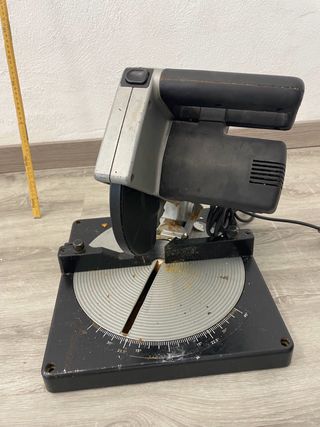 Sierra ingletadora Black&Decker SR700