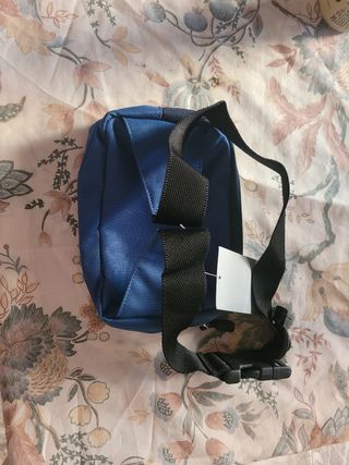 Riñonera Reebok azul sin estrenar.