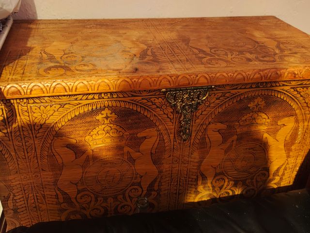 Baúl madera tallada - Dorado