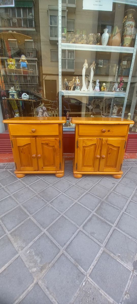 Mesitas noche pino macizo - 60€ Tlf674324817