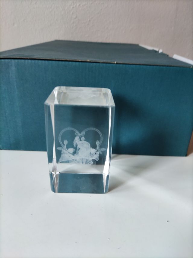 Figura cristal 3D pareja enamorados