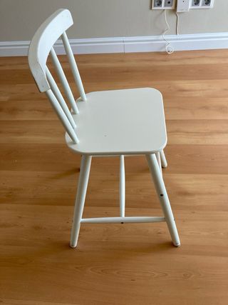 Silla infantil blanca de madera