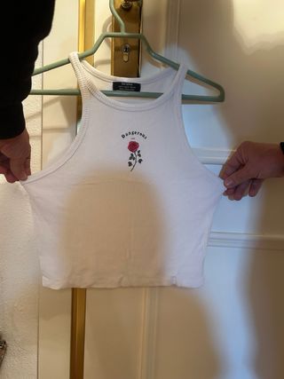 Top del Bershka de color blanco.