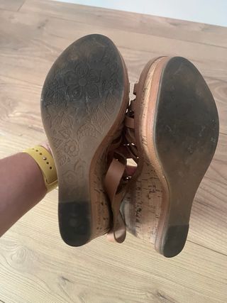 Sandalias cuña marrón