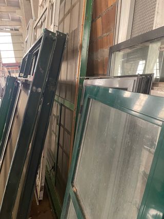 Ventanas aluminio verde y puertas 