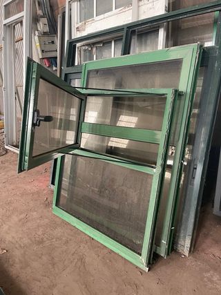 Ventanas aluminio verde y puertas 