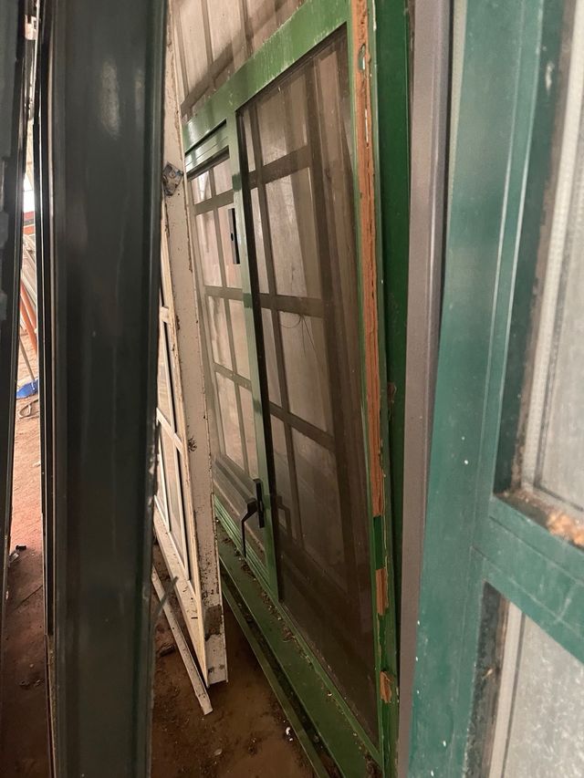 Ventanas aluminio verde y puertas