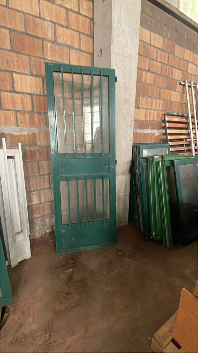 Ventanas aluminio verde y puertas