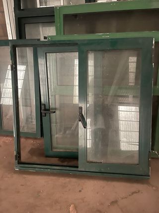 Ventanas aluminio verde y puertas
