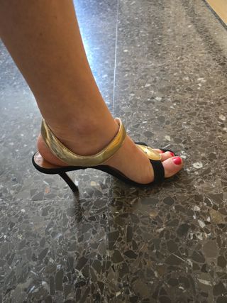 Sandalias Marc Ellis negras y doradas