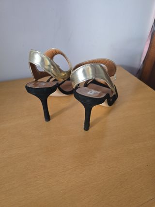 Sandalias Marc Ellis negras y doradas