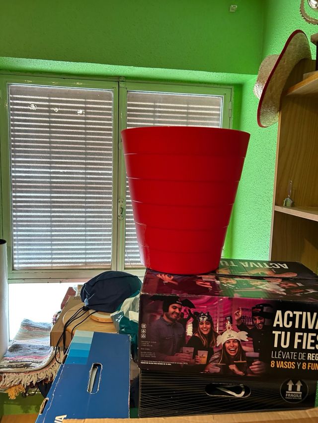 Papelera roja de plástico