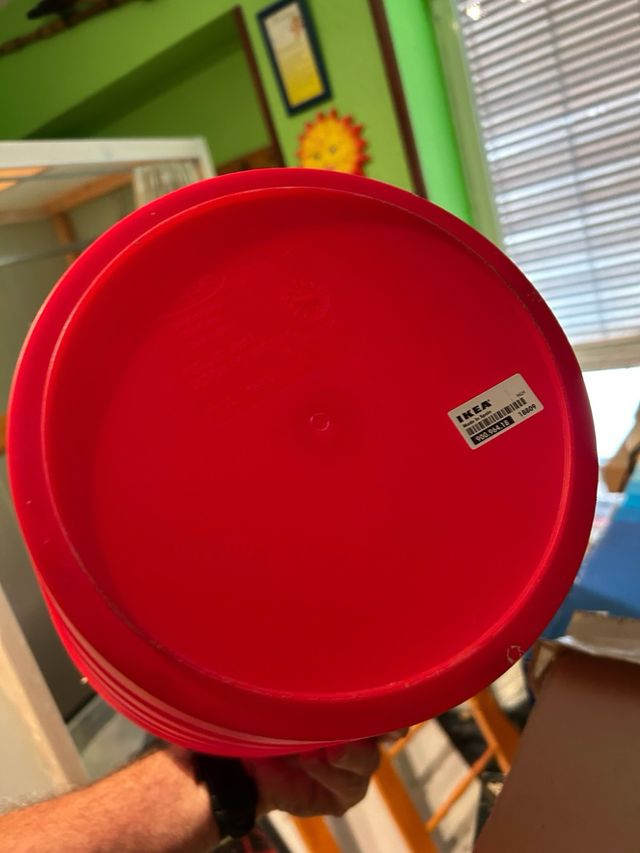 Papelera roja de plástico