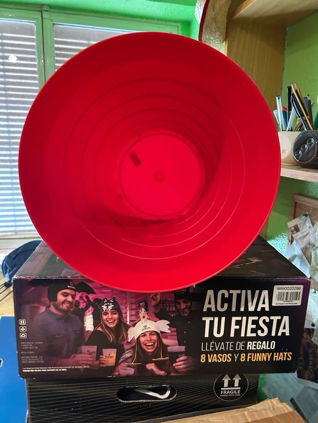 Papelera roja de plástico