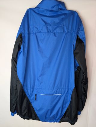 Chaqueta cortavientos azul y negra