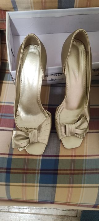 Zapatos dorados de tacón