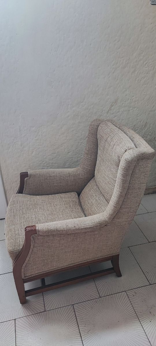 Butaca beige de madera