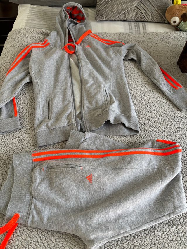 Chándal Adidas gris-naranja talla M de segunda mano por 25 EUR en