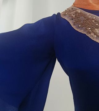 Blusa azul eléctrica elegante