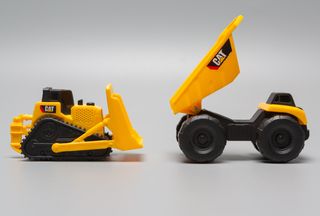 Lote 5 Grúas Caterpillar de plástico