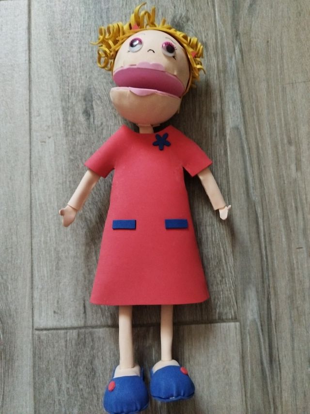 Marioneta niña goma Eva