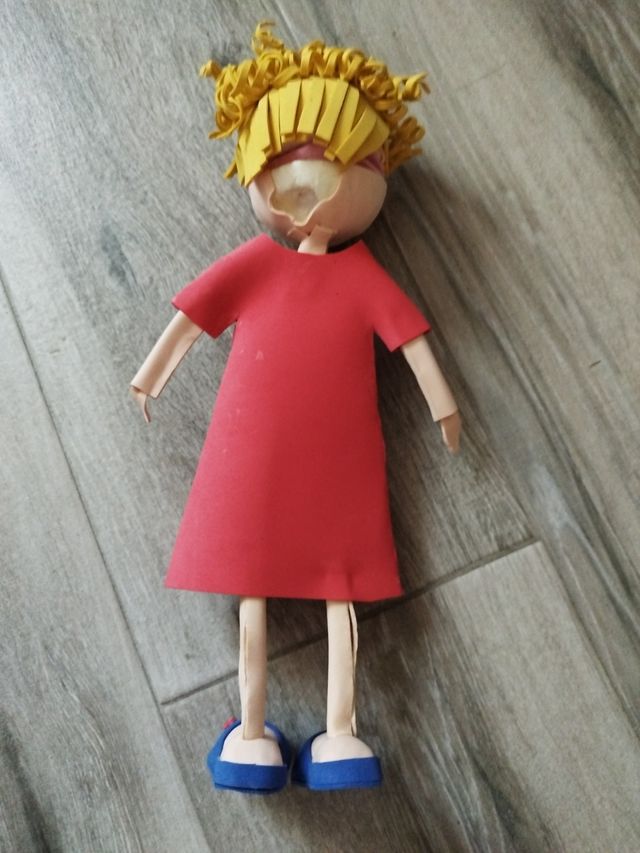 Marioneta niña goma Eva