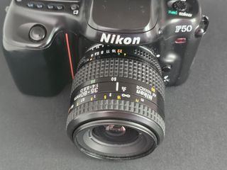 Nikon F50: Cámara réflex negra +Zoom Nikon